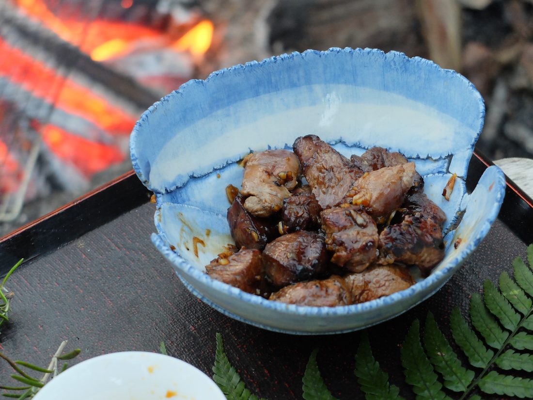 器に盛られた鹿肉